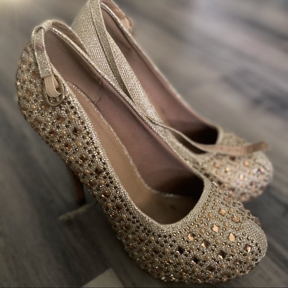 Size 10 Pumps - Picture 1 of 1